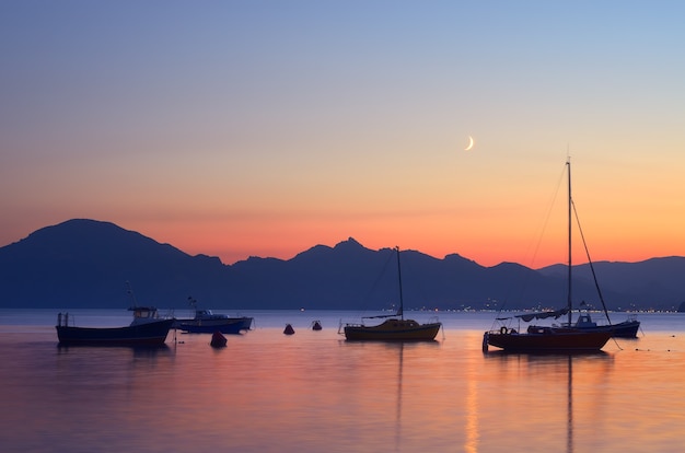 海のボートやヨットと夜の風景