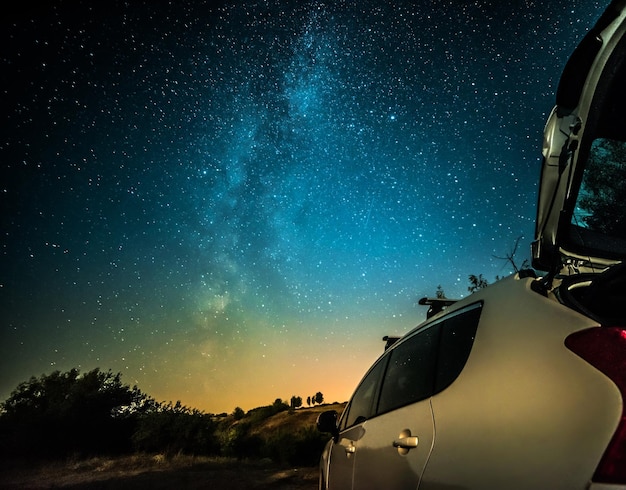 天の川と車のある夜景