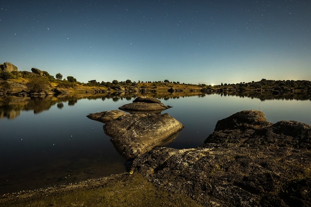 Barruecos自然地域の月明かりのある夜の風景。