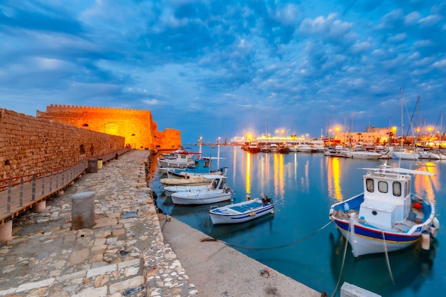 ギリシャ、クレタ島、イラクリオンの夜の古い港