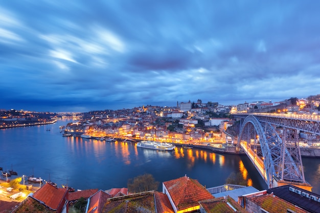Ночной старый город и река дору в порту, португалия