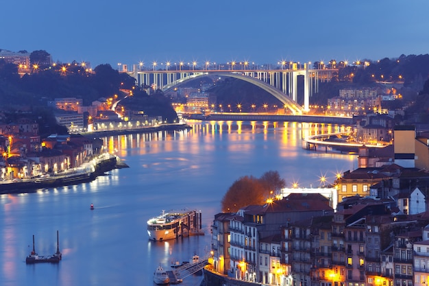 Ночной Старый город и река Дору в Порту, Португалия.