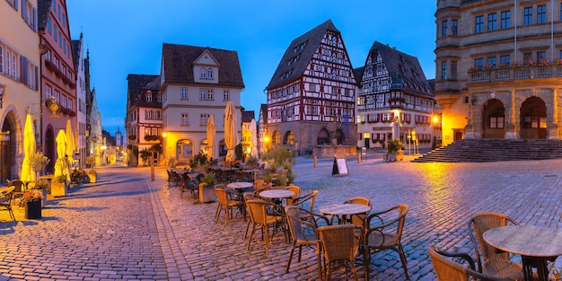 ドイツ南部、バイエルン州、ローテンブルクオプデアタウバーの中世の旧市街にあるマーケット広場の夜景
