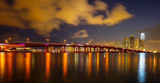 Night panoramic photo of miami landscape bayside marketplace miami downtown behind macarthur causewa