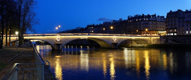 La vista panoramica notturna del ponte louisphilippe parigi francia