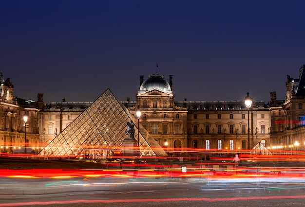 Foto notte di parigi, l'edificio del museo del louvre illuminato da luci