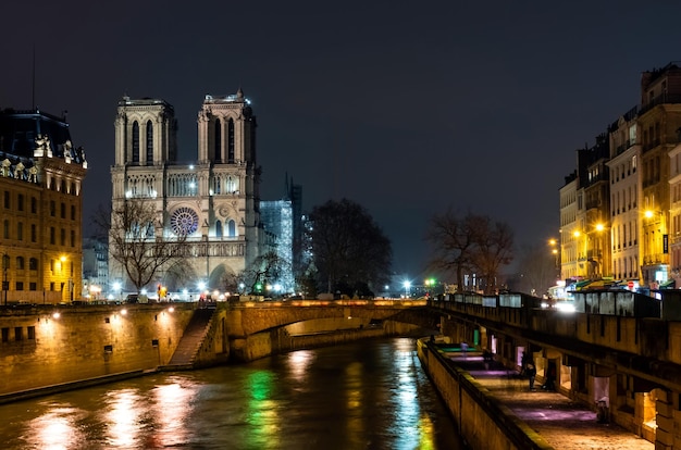 Ночной Париж, Собор Парижской Богоматери, освещенный огнями, городской пейзаж