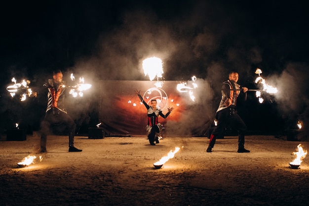 Ночное представление огненного шоу под открытым небом с опасным керосином