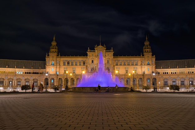 Ночная фотография площади Испании в Севилье