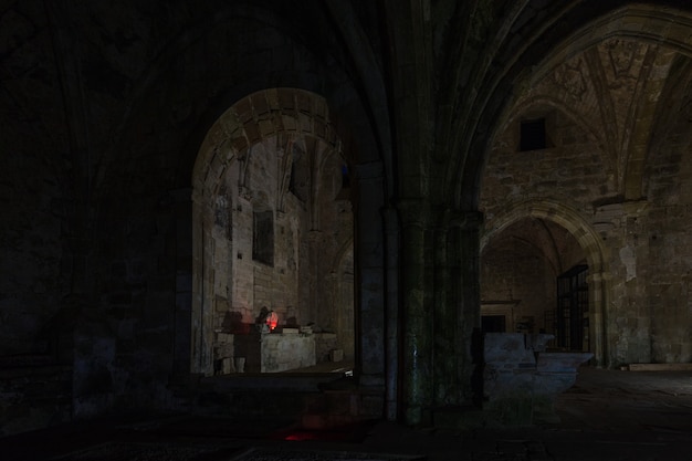 Foto fotografia notturna tra le rovine del monastero di santa maria de rioseco,