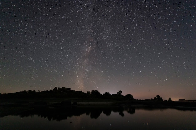 スペイン、エストレマドゥーラ州バルルーコスの自然地域での天の川の夜の写真、