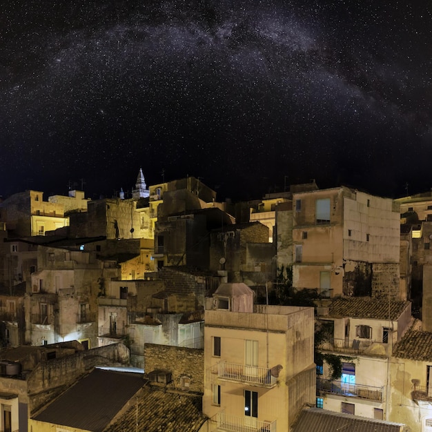 夜のラグーザの町 シチリア イタリア