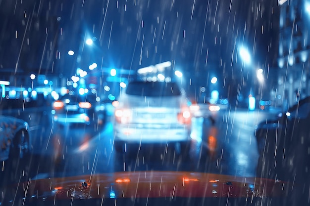 Foto luci notturne auto pioggia / strada autunnale in città, traffico ottobre in autostrada, ingorghi serali bui