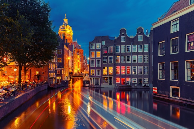 Ночной квартал красных фонарей и базилика Святого Николая Амстердам Голландия Нидерланды