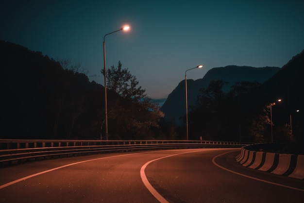 Foto strada notturna in montagna