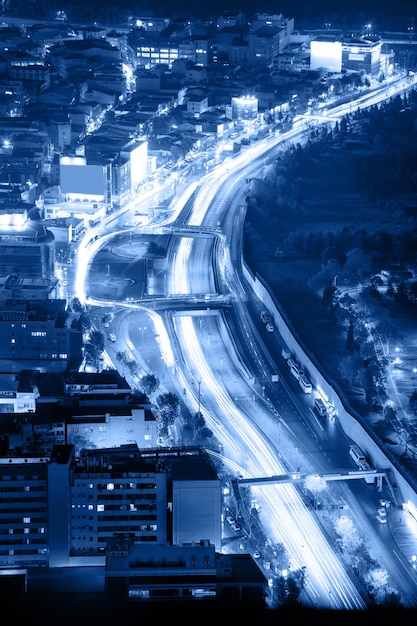 사진 도시 파란색에서 모션 트래픽이 있는 야간 도로