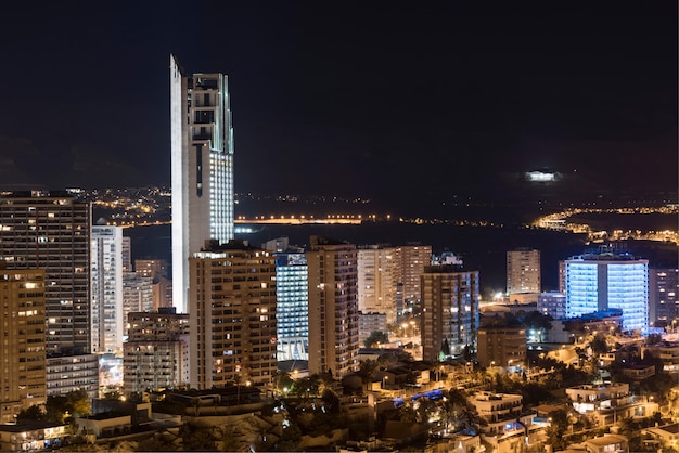 Scena di notte del paesaggio urbano di benidorm, valencia, spagna.