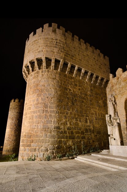 スペイン、カスティーリャ・イ・レオンの有名なアビラの街の夜景。