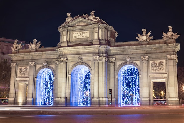 プエルタデアルカラゲートの夜景。マドリード、スペインの有名なモニュメント。