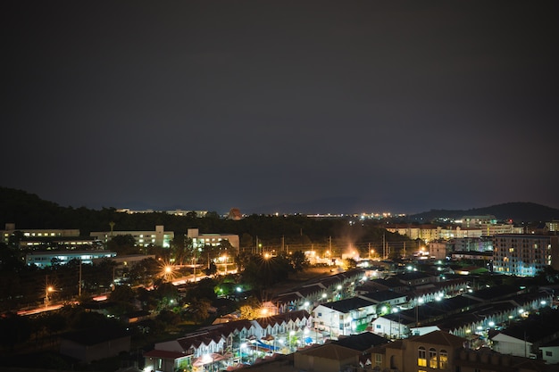 美しい光のある小さな町の夜景