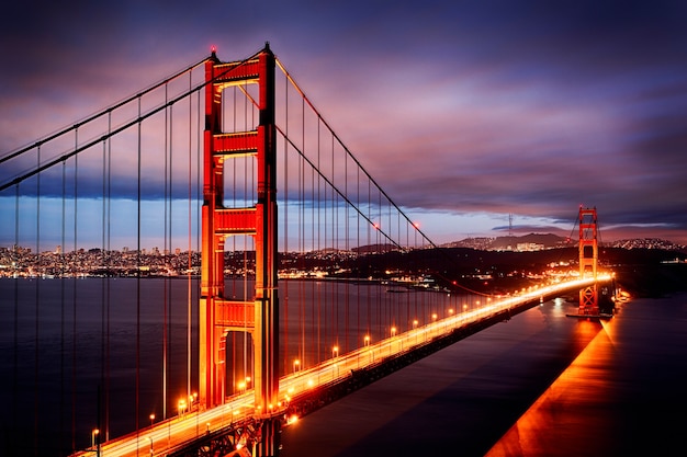 Photo night scene with golden gate bridge and san francisco lights