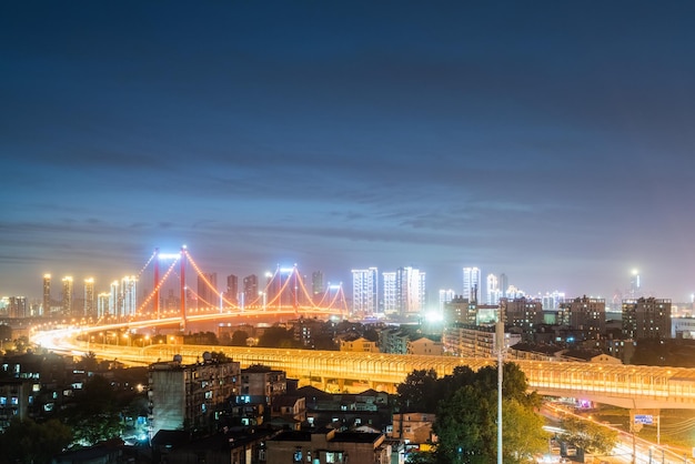 Ночная сцена подвесного моста Ухань Китай