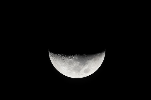 黒い空に月の半分と夜空の背景 柔らかい選択と集中で冬の夜に天体写真