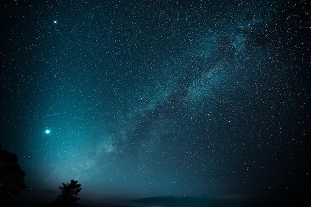 Photo the night sky and the milky way on the mountain