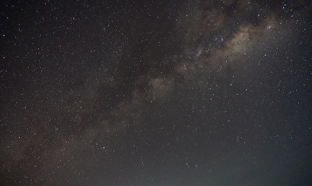 Scenario naturale del cielo notturno con la via lattea