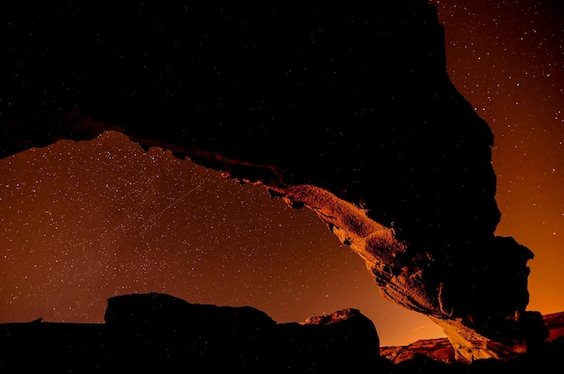 Photo night sky picture of a basaltic natural arch