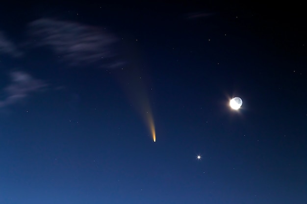 明るい月と彗星の夜空