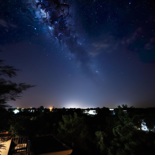 Foto un cielo notturno con una galassia al centro