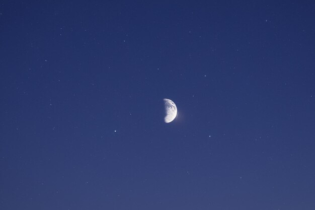 月光の背景の夜空