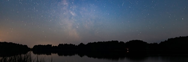 輝く空の自然の背景と夜空