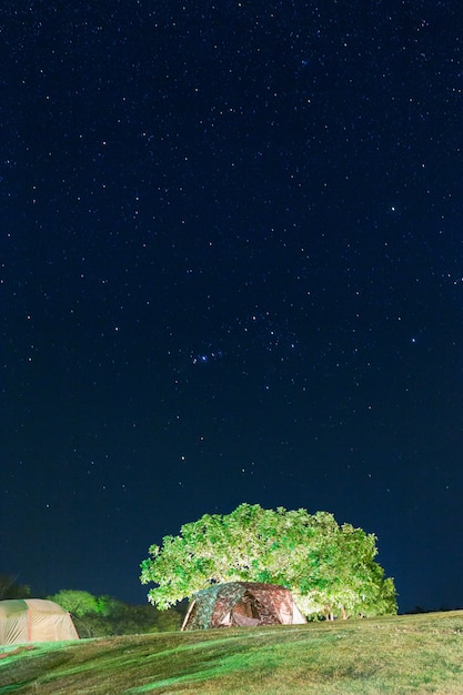 사진 산 위에 별 밤 하늘