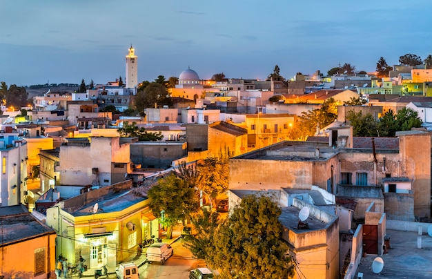 튀니지 북서부에있는 도시 엘 케프의 밤 스카이 라인. 북아프리카