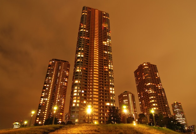 Quartiere residenziale dei grattacieli di notte a tokyo