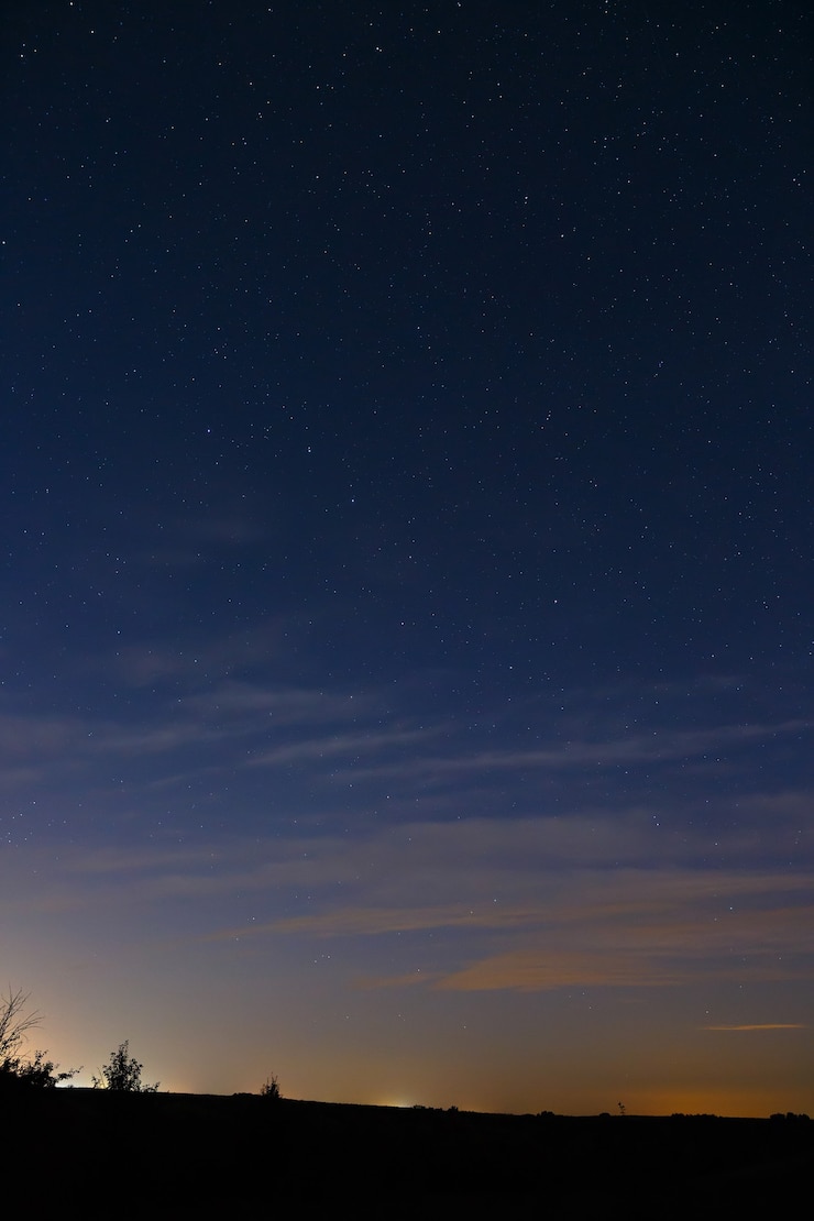 背景の夜の星空。