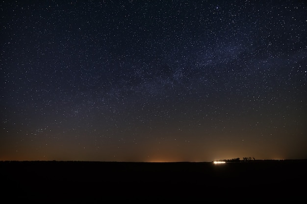 背景の夜の星空。