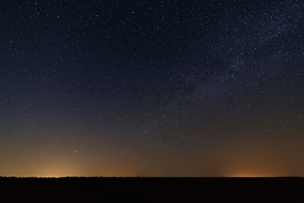 背景の夜の星空。