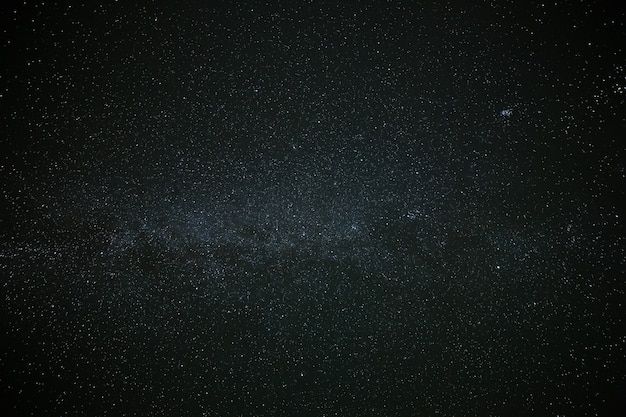 背景の夜の星空。