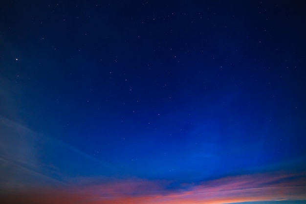 背景の夜の星空。