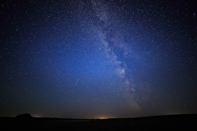 背景の夜の星空。