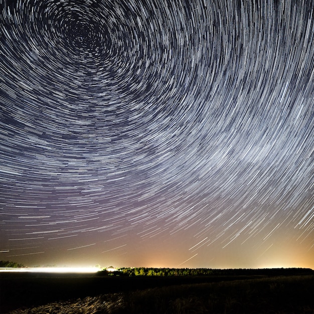 写真 背景の夜の星空。