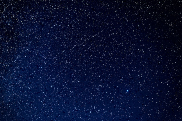 夜の星、星座、星雲、銀河のある夜の星空。抽象的な紺色の背景