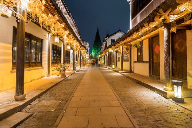 Di notte, le strade della città antica di zhouzhuang, suzhou, cina