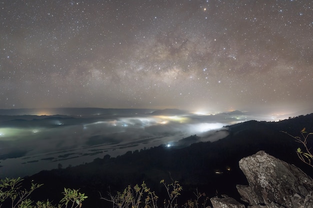 야간 장노출 풍경 사진. 은하수