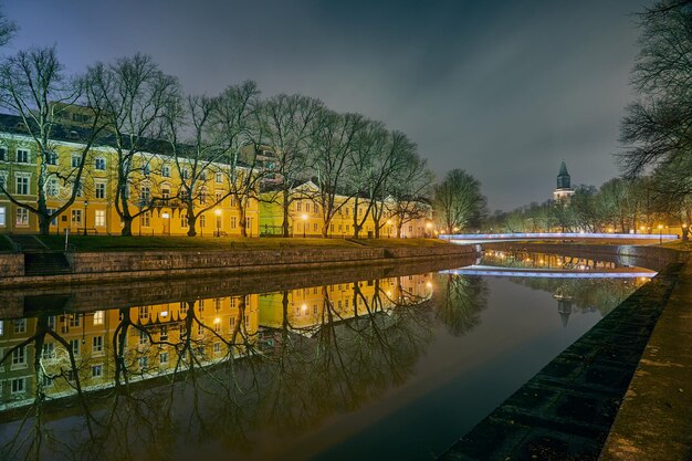 フィンランドのトゥルクのアウラ川の夜景