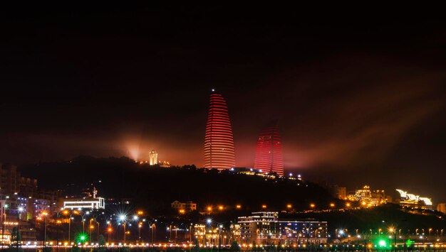高層ビルのテレビ塔とカスピ海の海辺のあるバクーの夜景