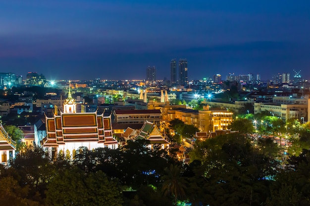 Vista notturna sulla città di bangkok